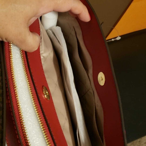 Handbags - Picture 2 of 6